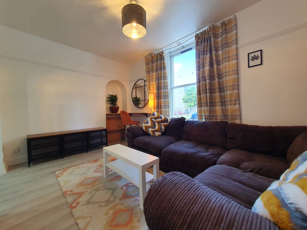 Property photo 1 of 11 Living Room