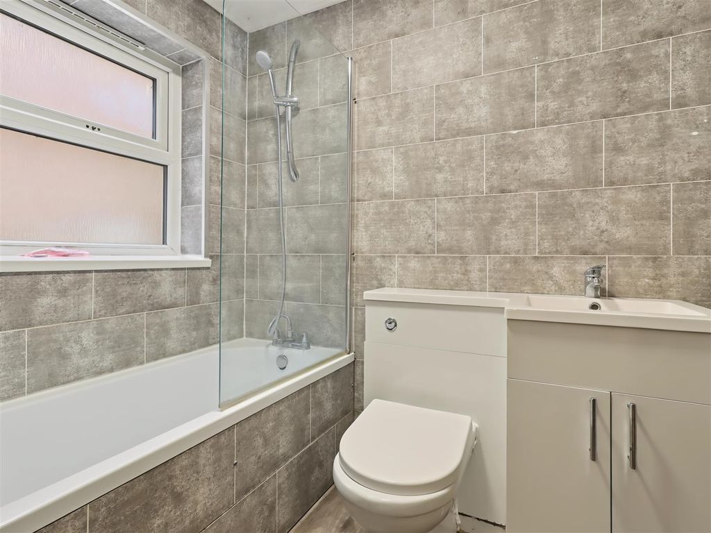 Property photo 3 of 10 Bathroom