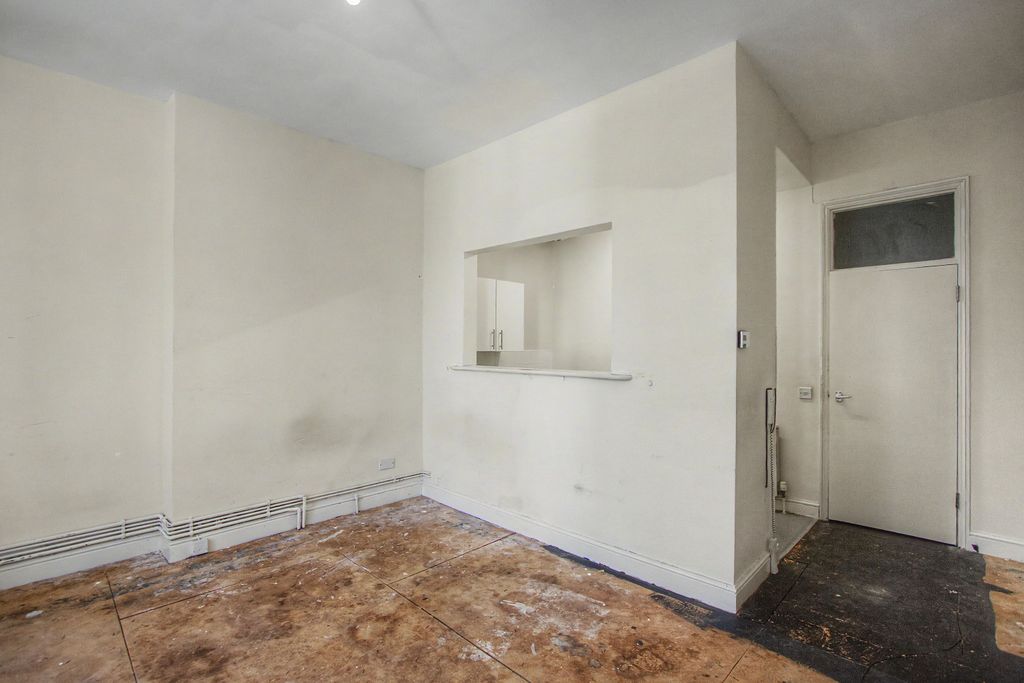 Property photo 3 of 6 33B Powis Square, Notting Hill, London W11 2Ay