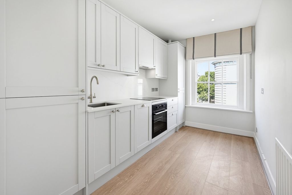 Property photo 3 of 11 Kitchen