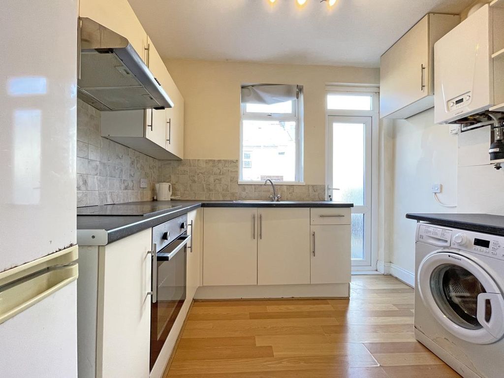 Property photo 3 of 8 Knighton Road 95 - Kitchen.Jpg