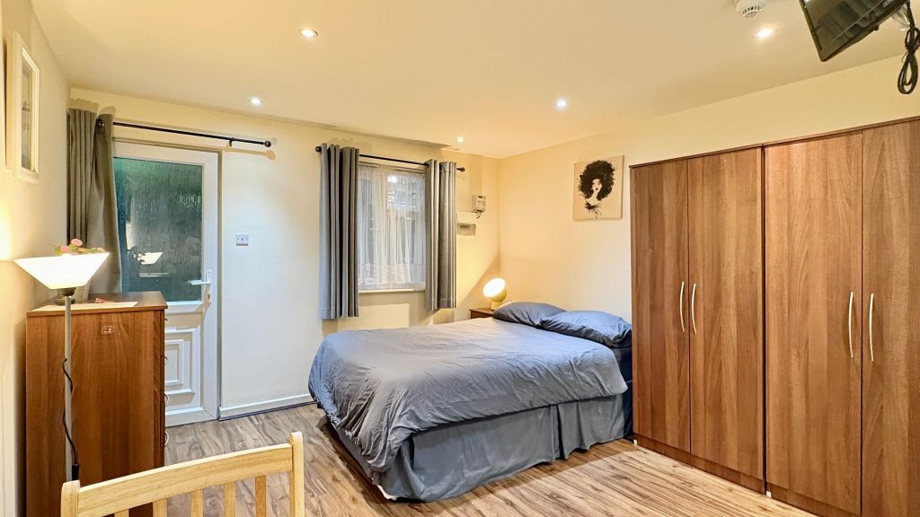 Property photo 1 of 6 Bedroom