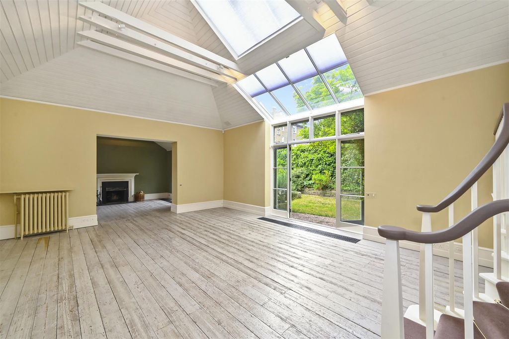 Property photo 2 of 33 9-Netherton-Grove13.Jpg