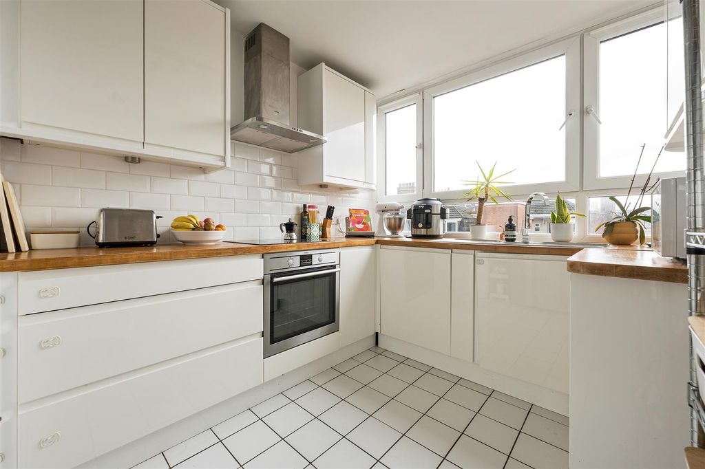 Property photo 2 of 19 Roman Road, E2