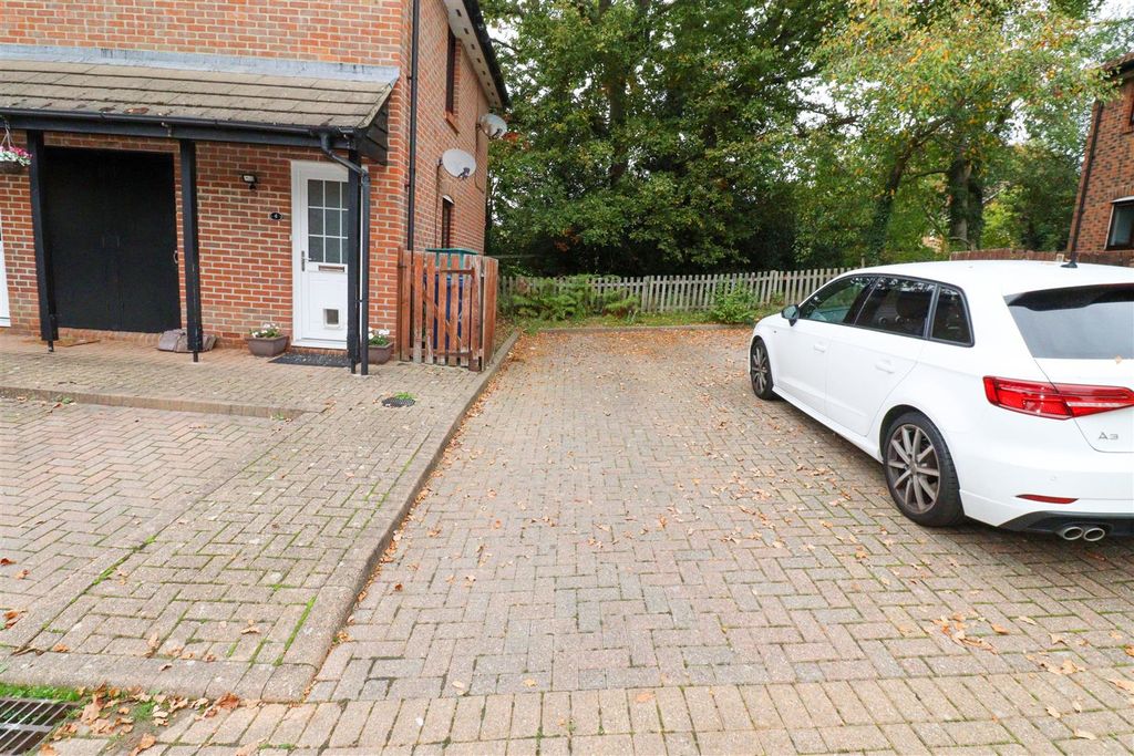 Property photo 2 of 11 Parking Spaces