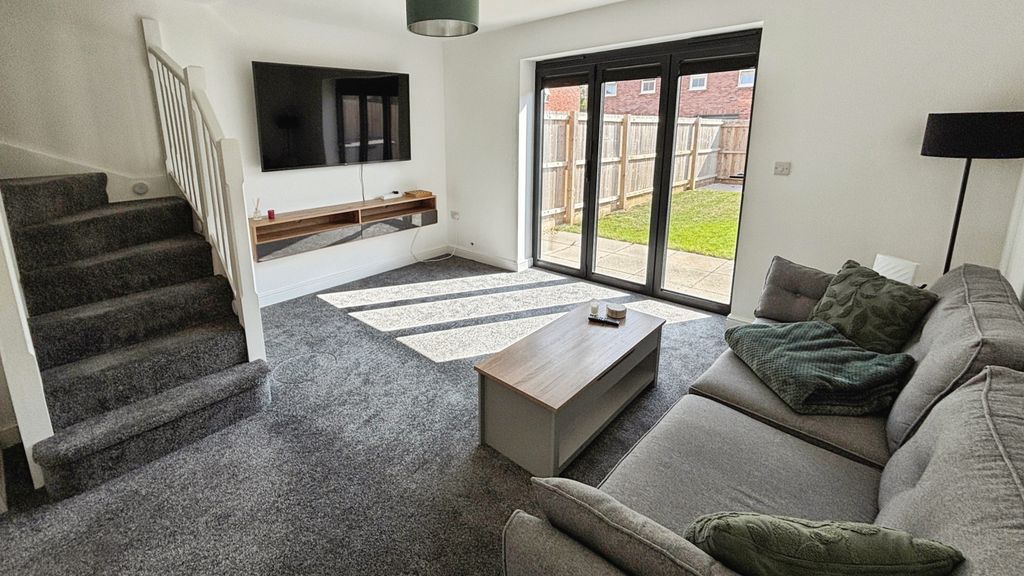 Property photo 3 of 11 Lounge