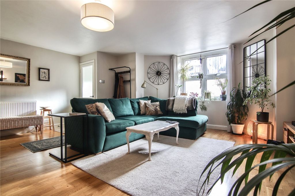 Property photo 1 of 34 Picture No. 11