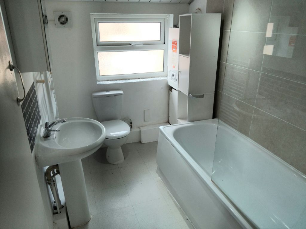 Property photo 1 of 7 Bathroom