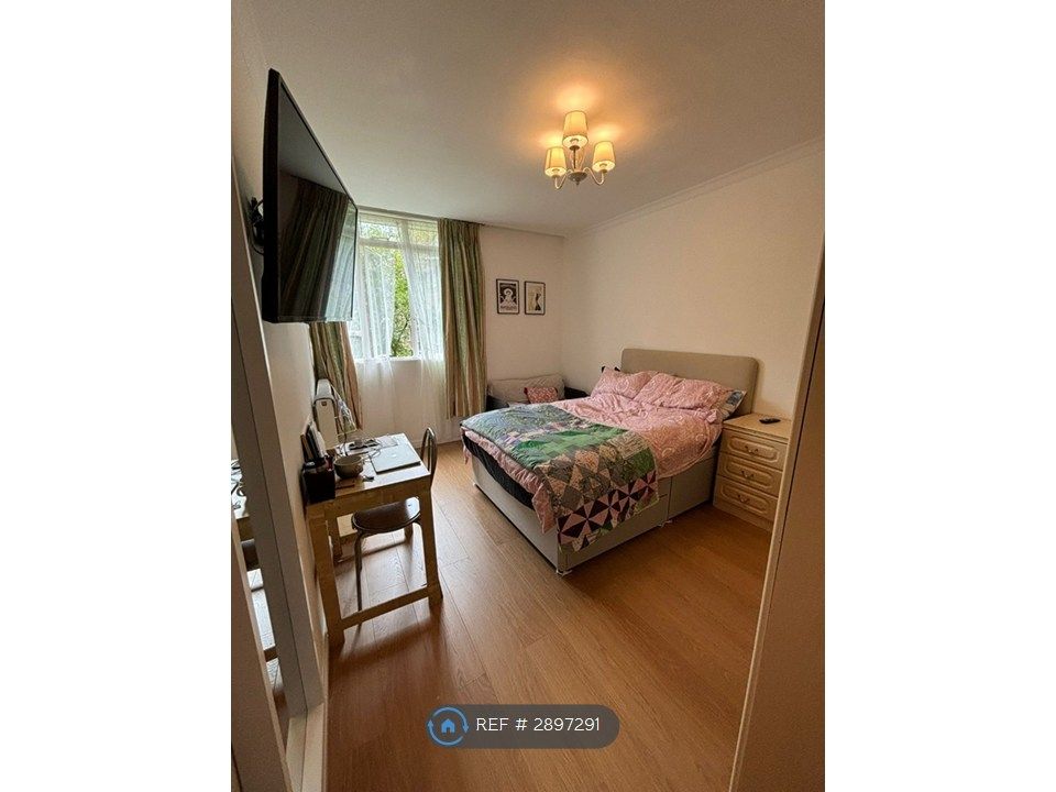 Property photo 2 of 3 Spacious Quiet Room
