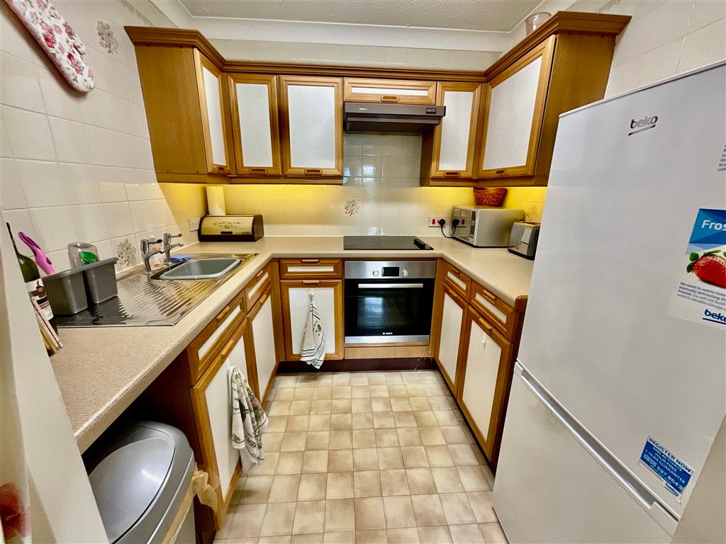 Property photo 3 of 11 Kitchen