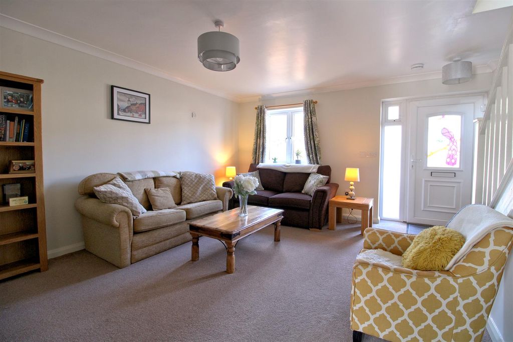 Property photo 3 of 20 Lounge