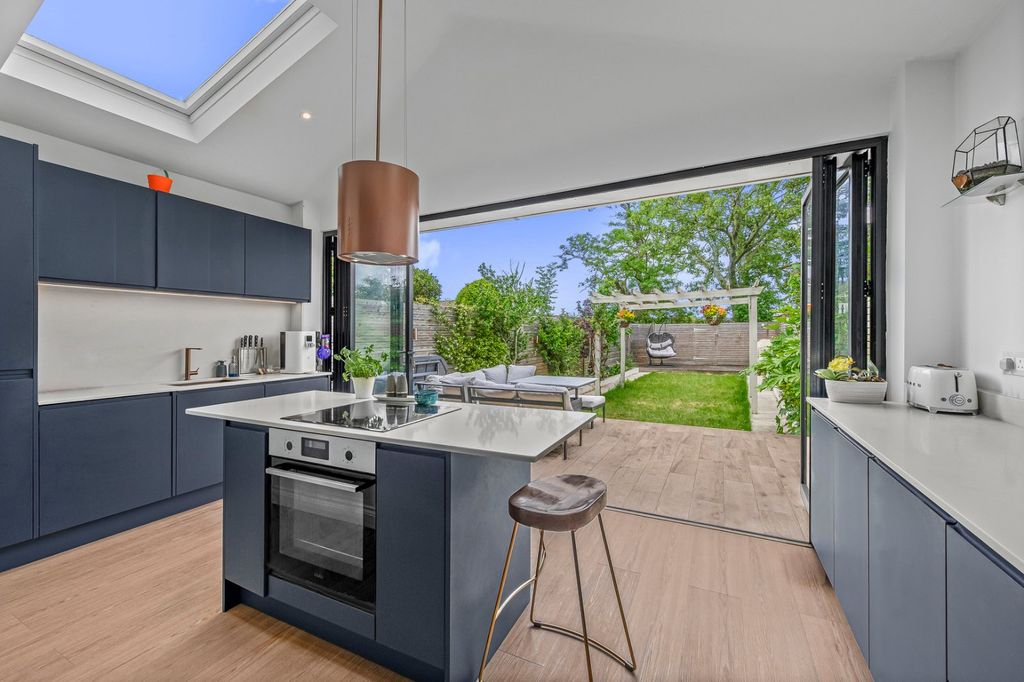 4 bed end terrace house for saleLionel Road North, Brentford TW8