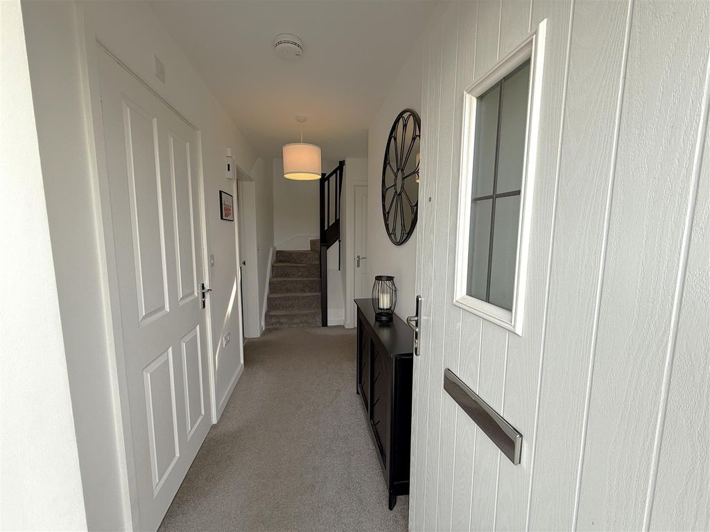 Property photo 3 of 22 Entrance Hall.Jpg