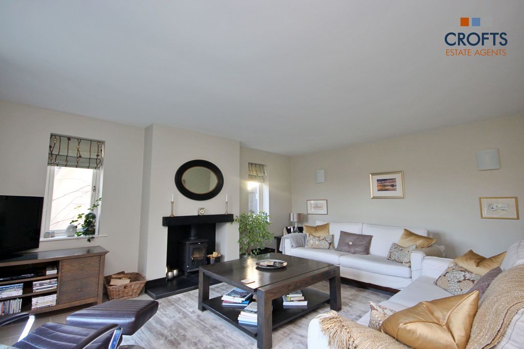 Property photo 3 of 23 Lounge