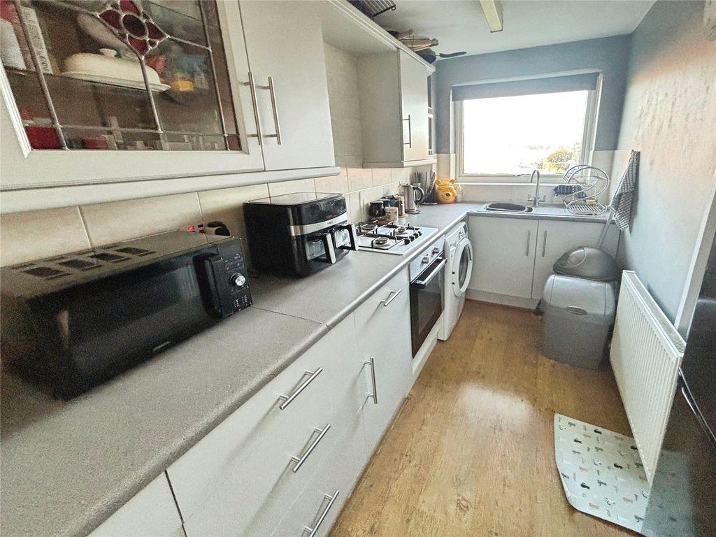 Property photo 3 of 7 Fitted Kitchen