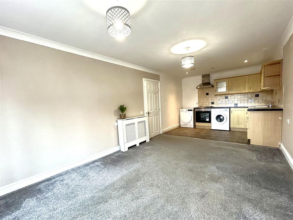 Property photo 2 of 10 Lounge / Kitchen