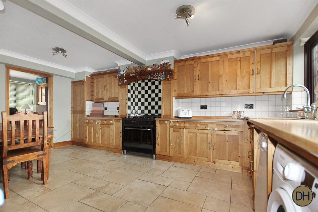 Property photo 2 of 12 Queens Road