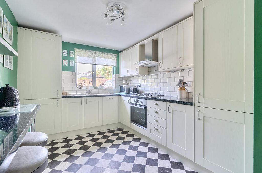 Property photo 3 of 16 9 Highcliffe Drive (15).Jpg