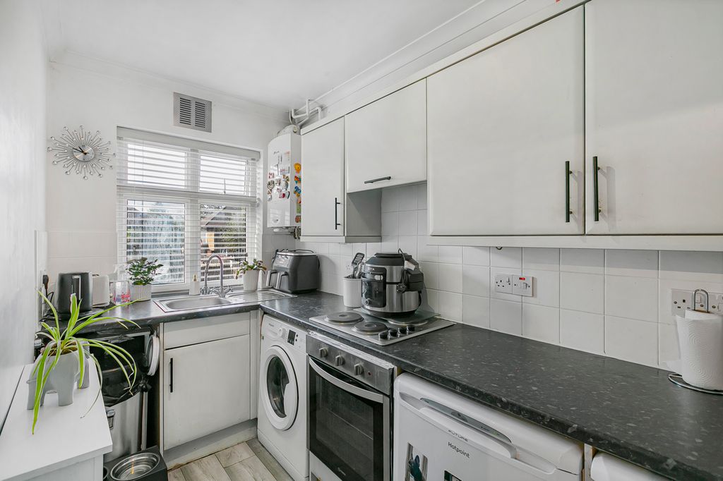 Property photo 3 of 10 Kitchen