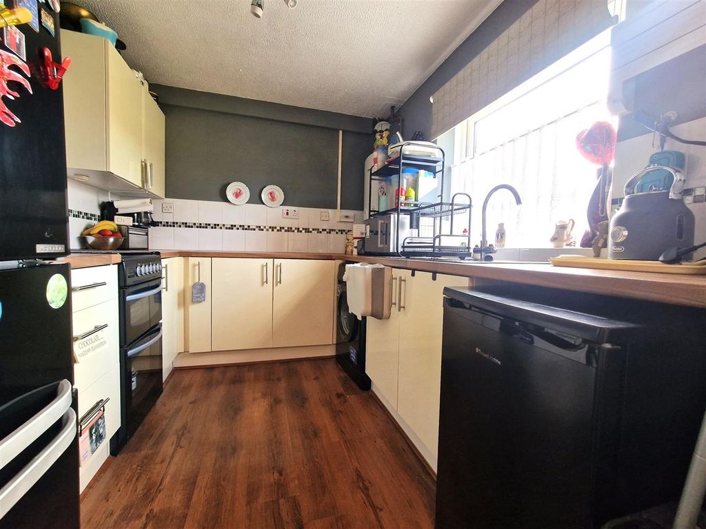 Property photo 3 of 11 Kitchen.Jpg