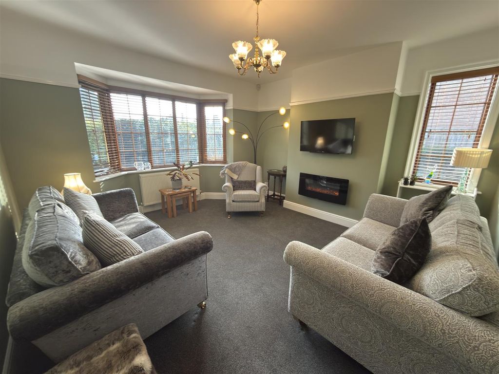 Property photo 3 of 24 Lounge