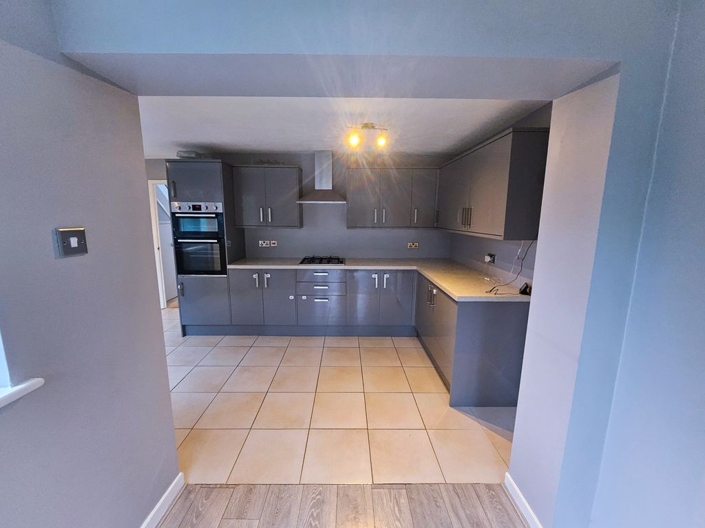 Property photo 3 of 20 Kitchen