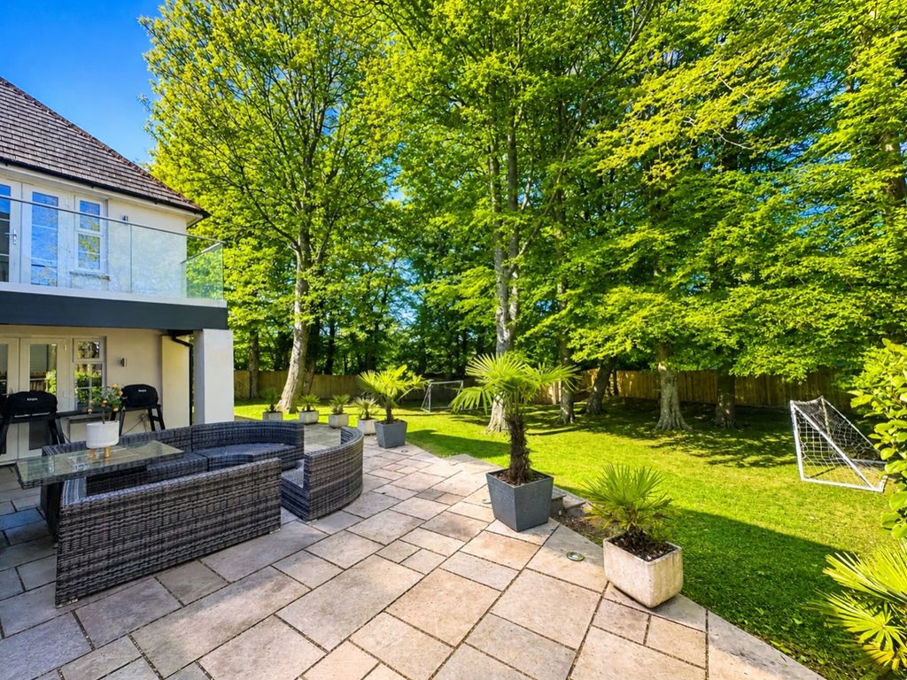 Property photo 2 of 23 48204E97-0E50-49E8-Aa6B-2203d3E320c9