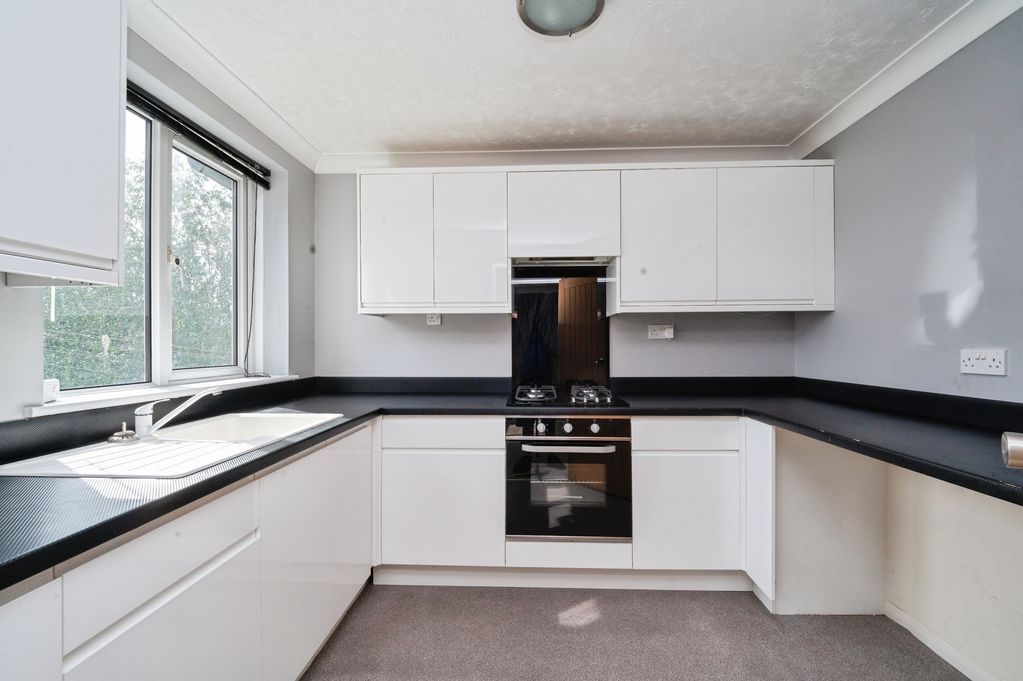 Property photo 2 of 11 Kitchen