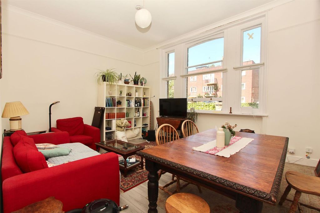 Property photo 2 of 11 Amhurst Road, N16