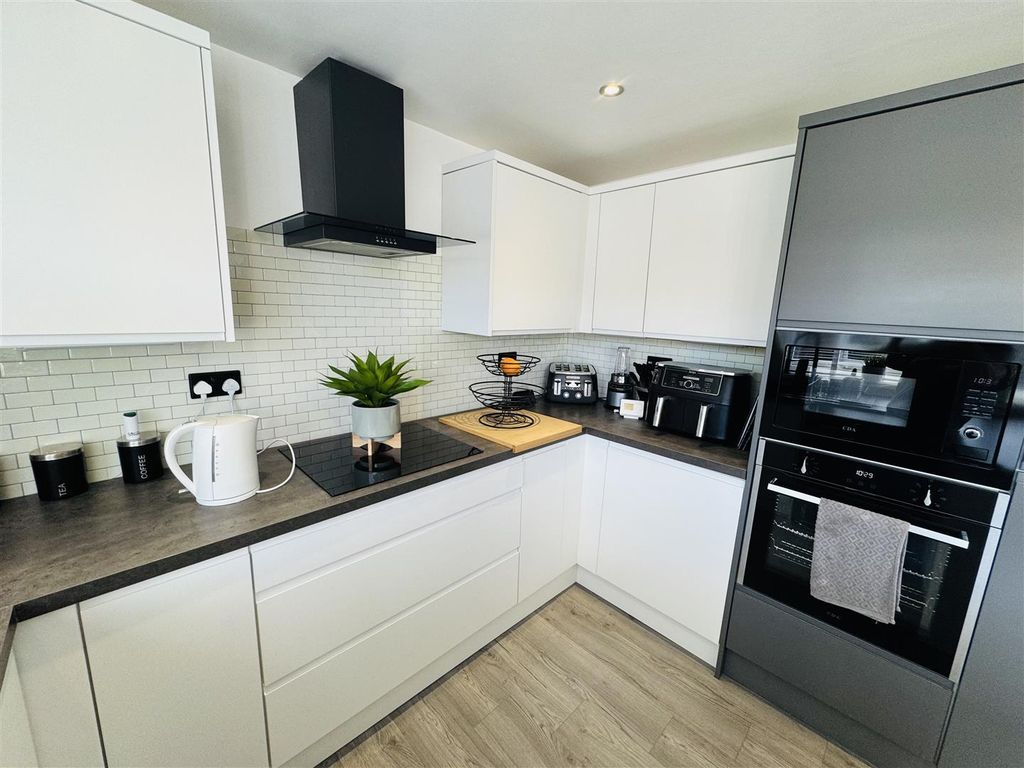 Property photo 3 of 11 Kitchen Diner