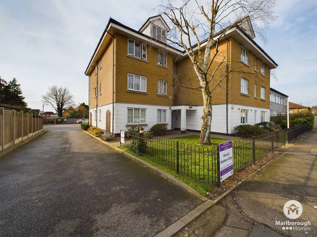 Property photo 1 of 19 Romford Rm1