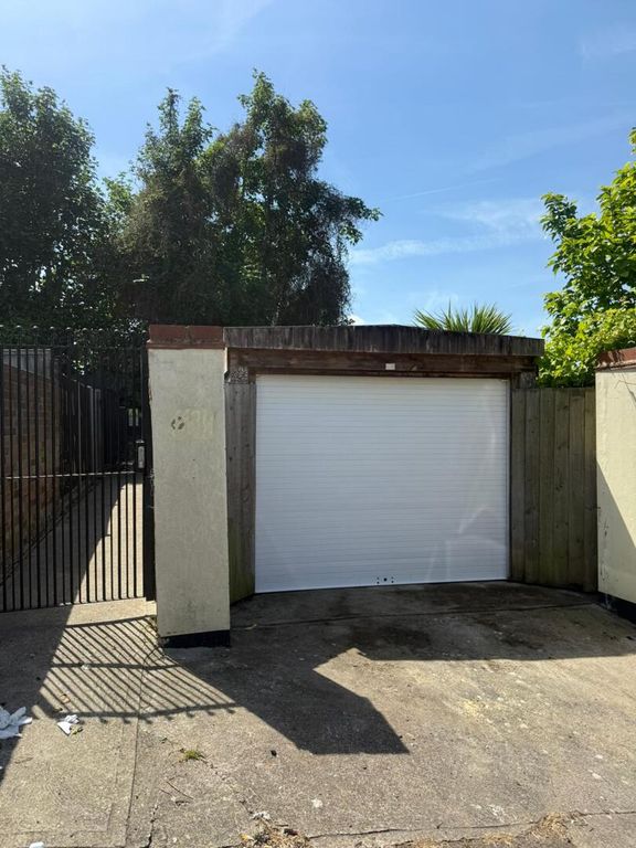 Property photo 2 of 21 Garage