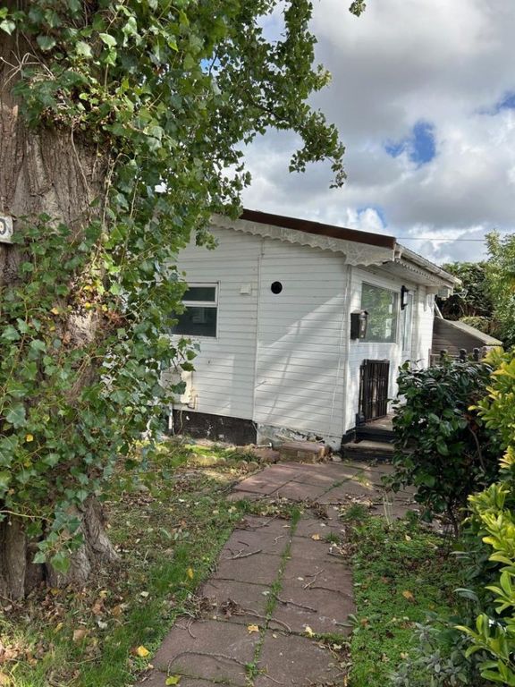 Property photo 1 of 11 Preloved Home On Crays Hill Exterior