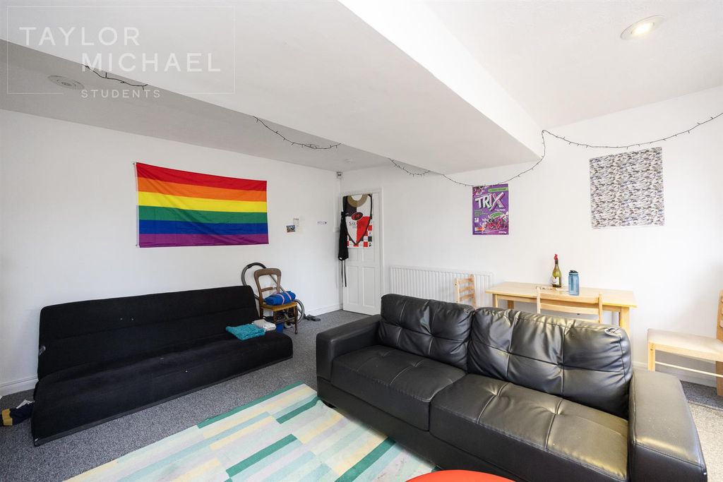 Property photo 2 of 11 Living Room