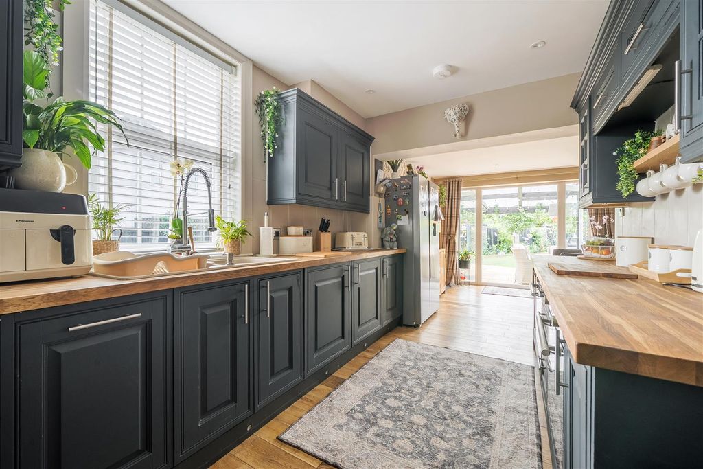 Property photo 2 of 22 7-68232E941Bd29-1291042-Arw-7-Hdr-1.Jpg