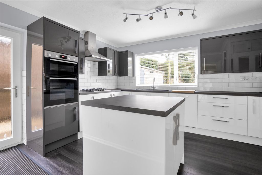 Property photo 2 of 16 Kitchen