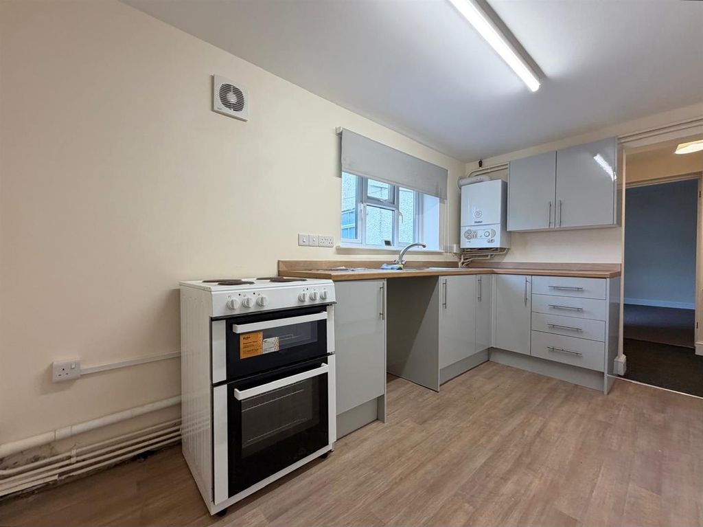 Property photo 3 of 6 Kitchen