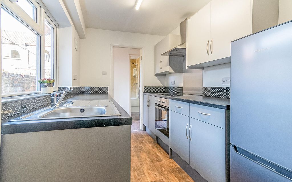 Property photo 3 of 10 Kitchen