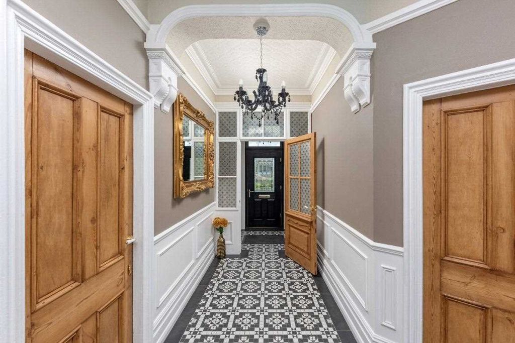 Property photo 2 of 28 Entrance Hall