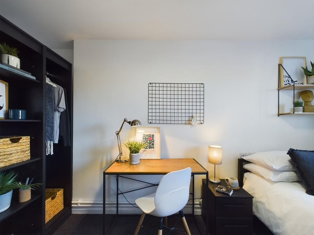 Property photo 2 of 10 A Bright And Inviting Double Bedroom Featuring A S...
