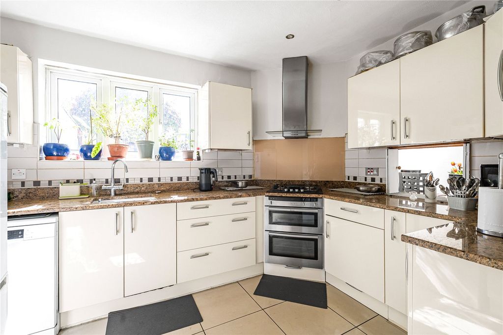 Property photo 3 of 19 Kitchen