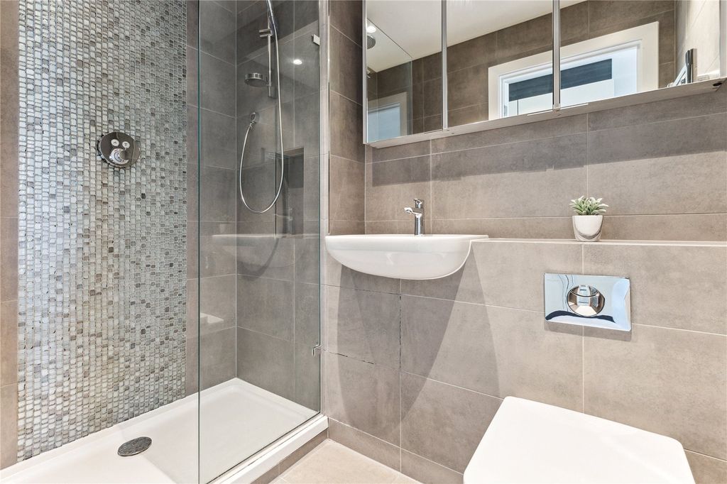 Property photo 3 of 10 Bathroom