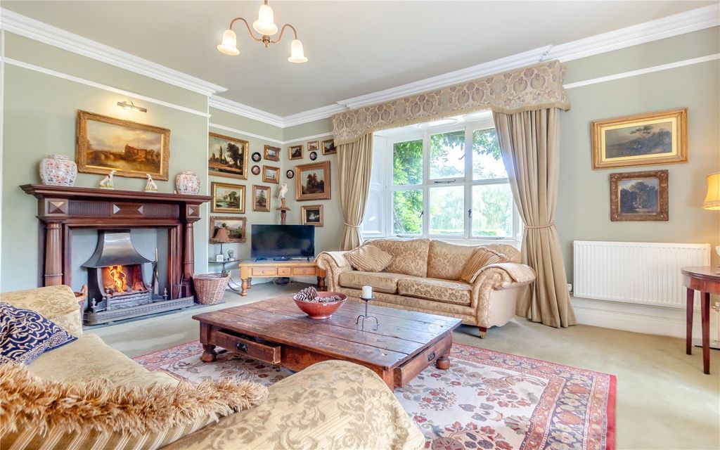 Property photo 2 of 28 Sitting Room