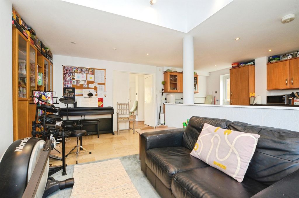 Property photo 3 of 25