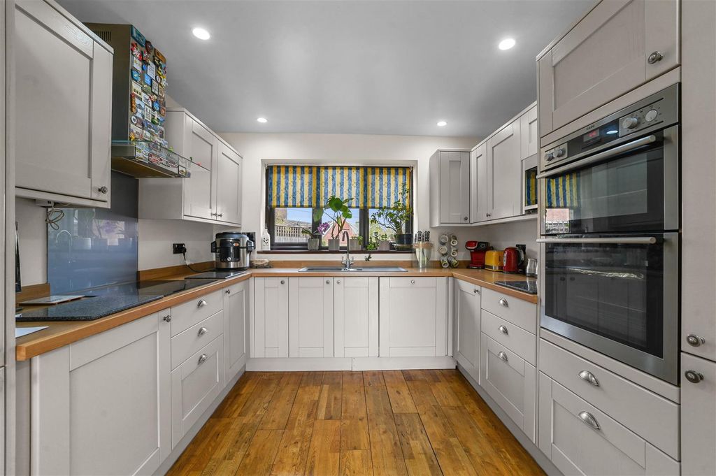 Property photo 2 of 24 Kitchen