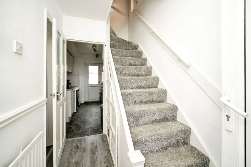 Property photo 3 of 19 Entrance Hall