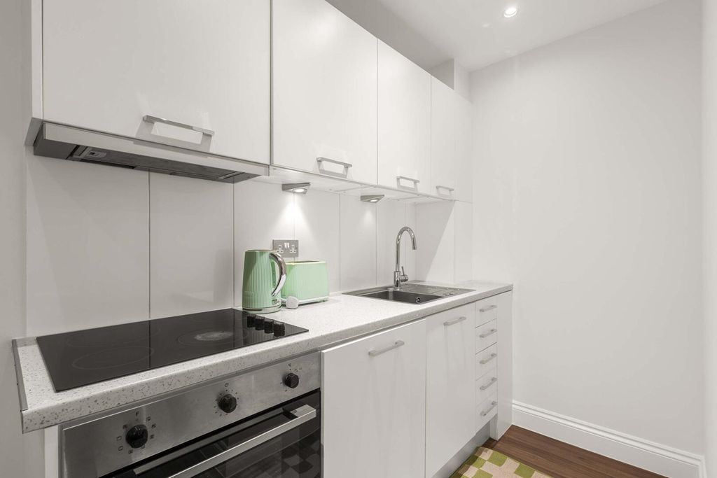 Property photo 3 of 8 Kitchen