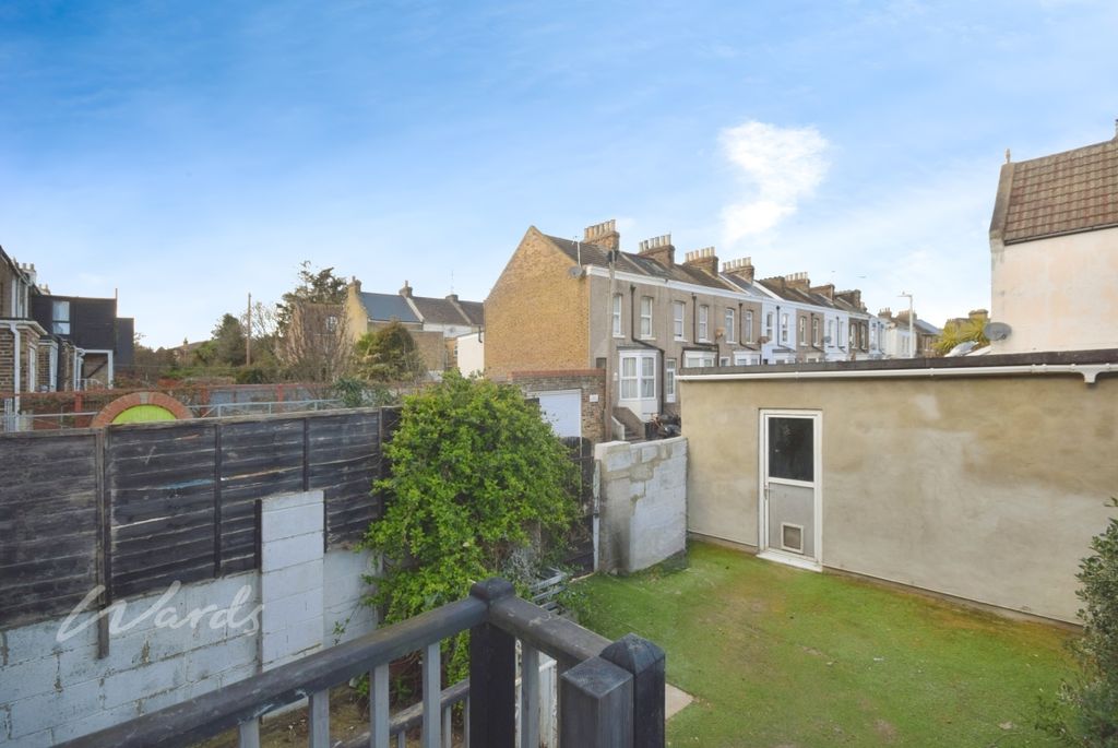 Property photo 3 of 11 Vale M Garden