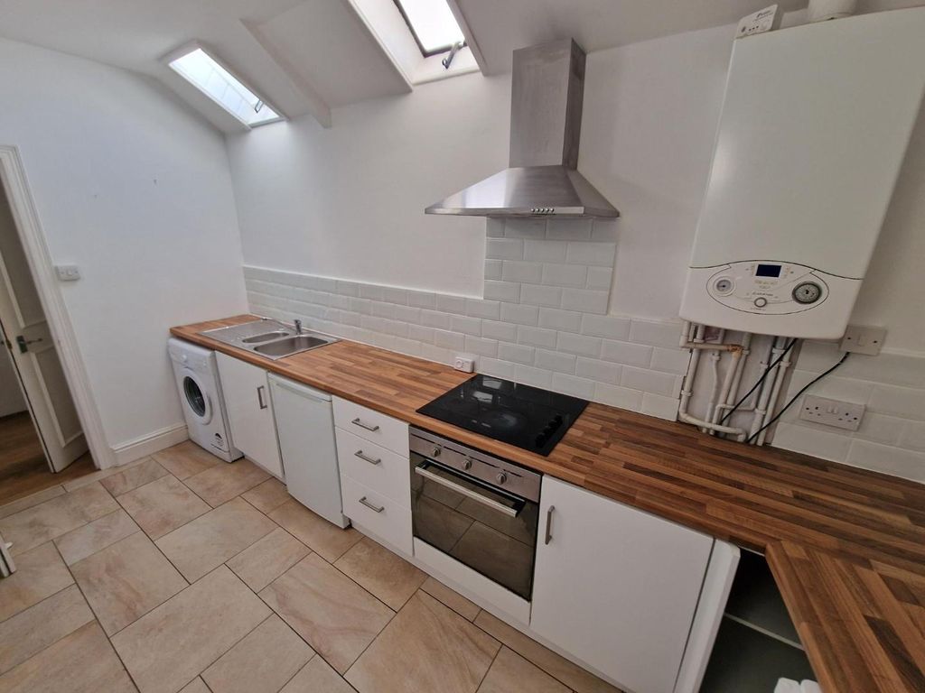 Property photo 2 of 8 Kitchen