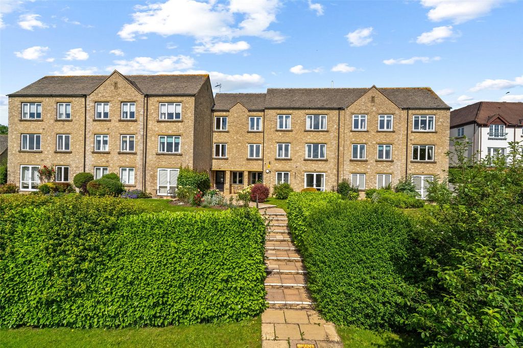 Property photo 1 of 9 Bredon Court